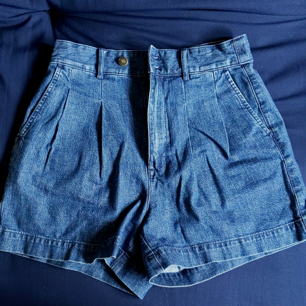 Made well pleated shorts